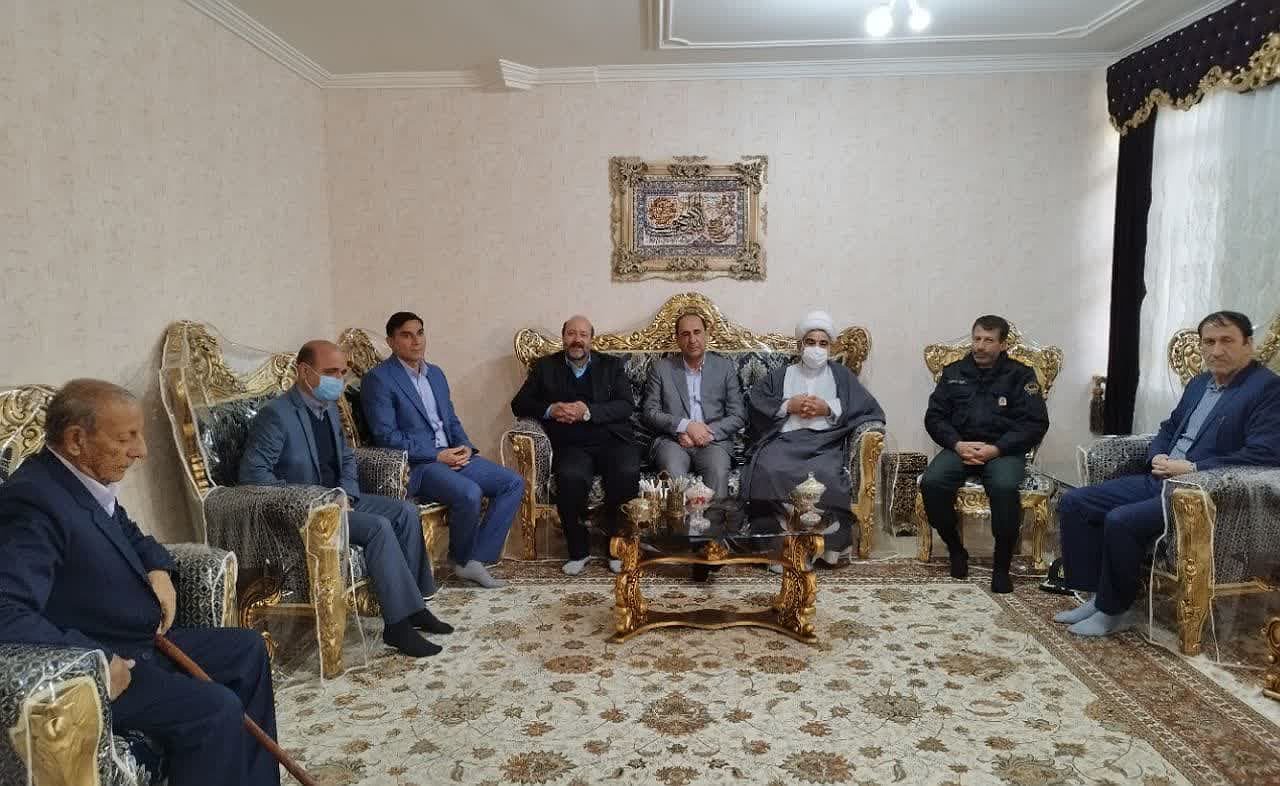 دیدار معاون هماهنگی امور اقتصادی استاندار ایلام با خانواده شهید کاظم‌زاده در دره‌شهر