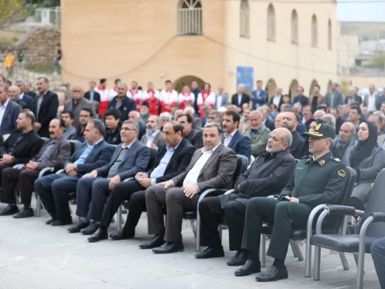 | دیدار مردمی وزیر کشور در مرقد امام‌زاده سیدسیف‌الدین (ع)  دره‌شهر