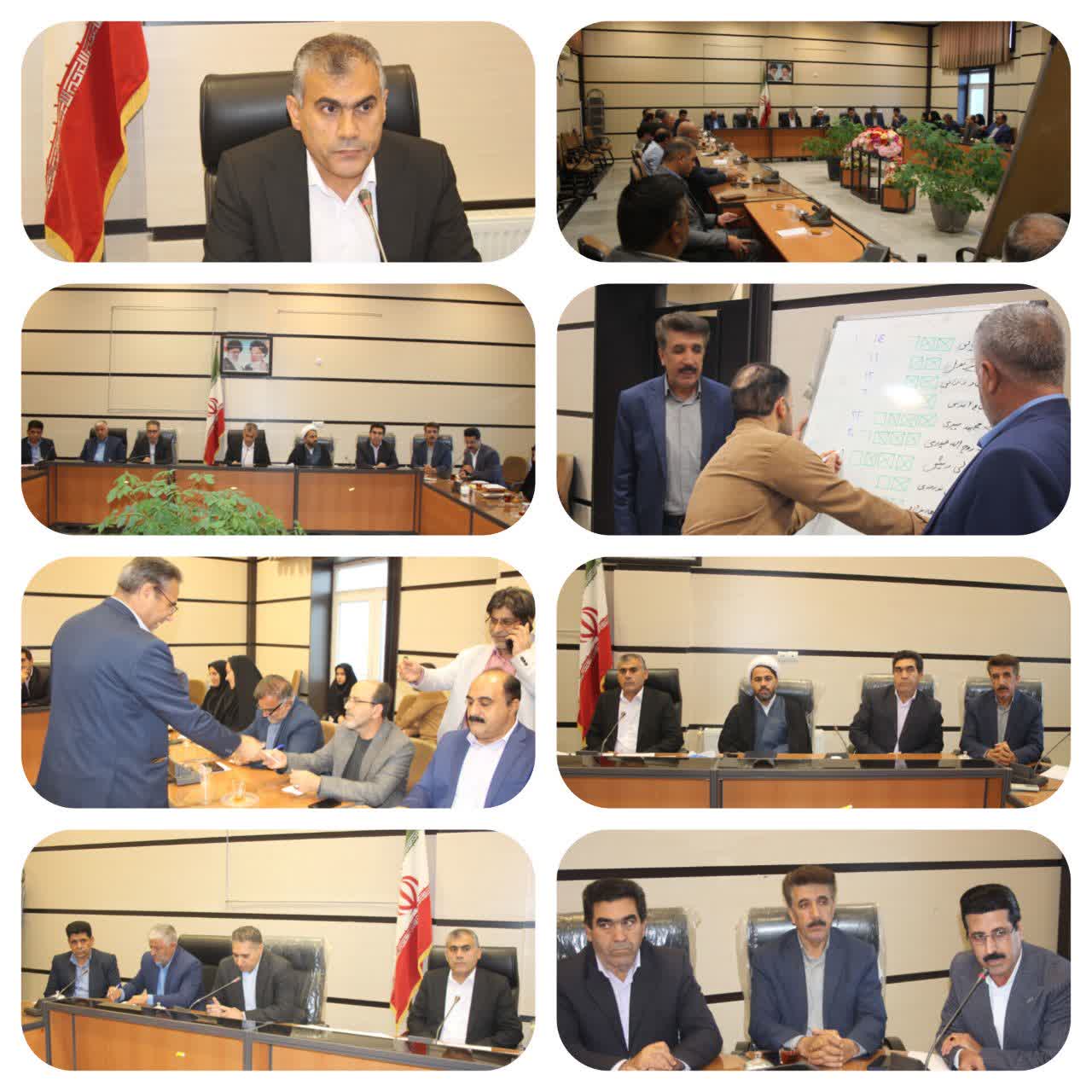 ترکیب هیات اجرایی  برگزاری انتخابات  شوراهای اسلامی شهر  آبدانان ، مورموری و سرابباغ مشخص شد .   جلسه انتخاب ۸ نفر معتمد اصلی و ۵ نفر علی البدل هیات اجرایی برگزاری هفتمین دوره انتخابات شوراهای شهر آبدانان، سرابباغ و مورموری  به گزارش  کمیته اطلاع رسانی و تبلیغات ستاد انتخابات فرمانداری آبدانان  _ عصر امروز سه شنبه مورخه ۲ دی ماه در محل سالن جلسات فرمانداری  به ریاست مهندس نورمحمدی فرماندار ،اعضای اداری هیات اجرایی و اعضای هیات نظارت بر هفتمین دوره انتخابات شوراها ی شهر و روستای شهرستان و معتمدین مدعو برگزار شد.  بهزاد نورمحمدی، فرماندار آبدانان، در این رابطه تأکید کرد: «انتخابات شوراها اهمیت ویژه ای دارد . ما در انتخاب ۳۰ نفر اولیه معتمدین ، تمامی معیارها از جمله تنوع طایفه ای، سلیقه های سیاسی و اجتماعی را مد نظر قرار دادیم.»  وی افزود: «بر اساس قانون، هیات اجرایی شامل ۸ نفر از میان این افراد به همراه مدیر ثبت احوال و نماینده دادگستری خواهد بود که در نهایت ۱۱ نفر ترکیب نهایی هیات اجرایی را با ریاست فرماندار  تشکیل میدهند.»  پس از برگزاری مراسم انتخابات و شمارش آرا، نتایج به شرح زیر اعلام شد:  اعضای اصلی هیات اجرایی: ۱- ولی رئیسی (۲۲ رای) ۲- محمد پیری (۲۲ رای) ۳- روح الله حیدری (۲۰ رای) ۴- علی قبادی (۲۰ رای) ۵- نورالله پورسردار (۱۹ رای) ۶- مهین هادیزاده (۱۸ رای) ۷- احسان پیرانی (۱۵ رای) ۸- رضا دانیالی (۱۴ رای)  اعضای علی البدل هیات اجرایی: ۱- فرهاد دارابی (۱۲ رای) ۲- اصغر شیرکول (۱۱ رای) ۳- سیدکرمالله عبدالهی (۱۰ رای) ۴- موسی نوروزی (۱۰ رای) ۵- علی محمد عسگری (۸ رای)  این افراد اجرای فرآیند انتخابات شوراهای اسلامی شهر و روستا در شهرستان آبدانان را بر عهده خواهند داشت.