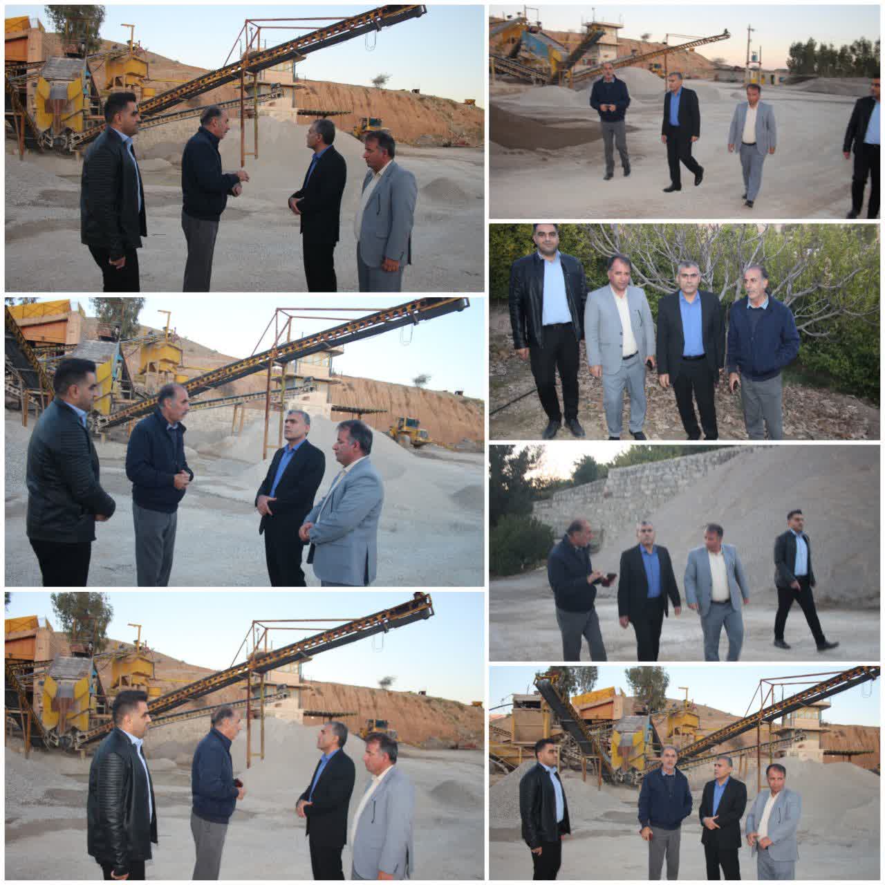 به گزارش روابط عمومی فرمانداری آبدانان،بهزاد نورمحمدی، فرماندار این شهرستان، به همراه جمعی از مسئولان محلی، از کارگاه شن و ماسه رفیعی در روستای چم‌کبود بازدید کرد.  نورمحمدی در حین این بازدید بر حمایت همه‌جانبه از سرمایه‌گذارانی که در شهرستان آبدانان اقدام به سرمایه‌گذاری و ایجاد اشتغال کنند، تأکید کرد و خطاب به سرمایه‌گذاران گفت: «از کسانی که در شهرستان سرمایه‌گذاری کنند و ایجاد اشتغال نمایند، حمایت خواهم کرد.»  فرماندار آبدانان با اشاره به چالش اصلی توسعه در این منطقه، اظهار داشت: «مشکل اصلی شهرستان، عدم سرمایه‌گذاری کافی در بخش تولید و ایجاد اشتغال پایدار است.» وی از همه سرمایه‌گذاران دعوت کرد تا با توجه به ظرفیت‌های موجود، شهرستان آبدانان را به عنوان مقصدی برای سرمایه‌گذاری‌های خود انتخاب کنند.  این بازدید میدانی، نشان‌دهنده عزم مدیریت شهری برای رفع موانع پیش روی تولید و جذب فعالانه سرمایه‌گذاران به منظور رونق اقتصادی و ایجاد فرصت‌ه
