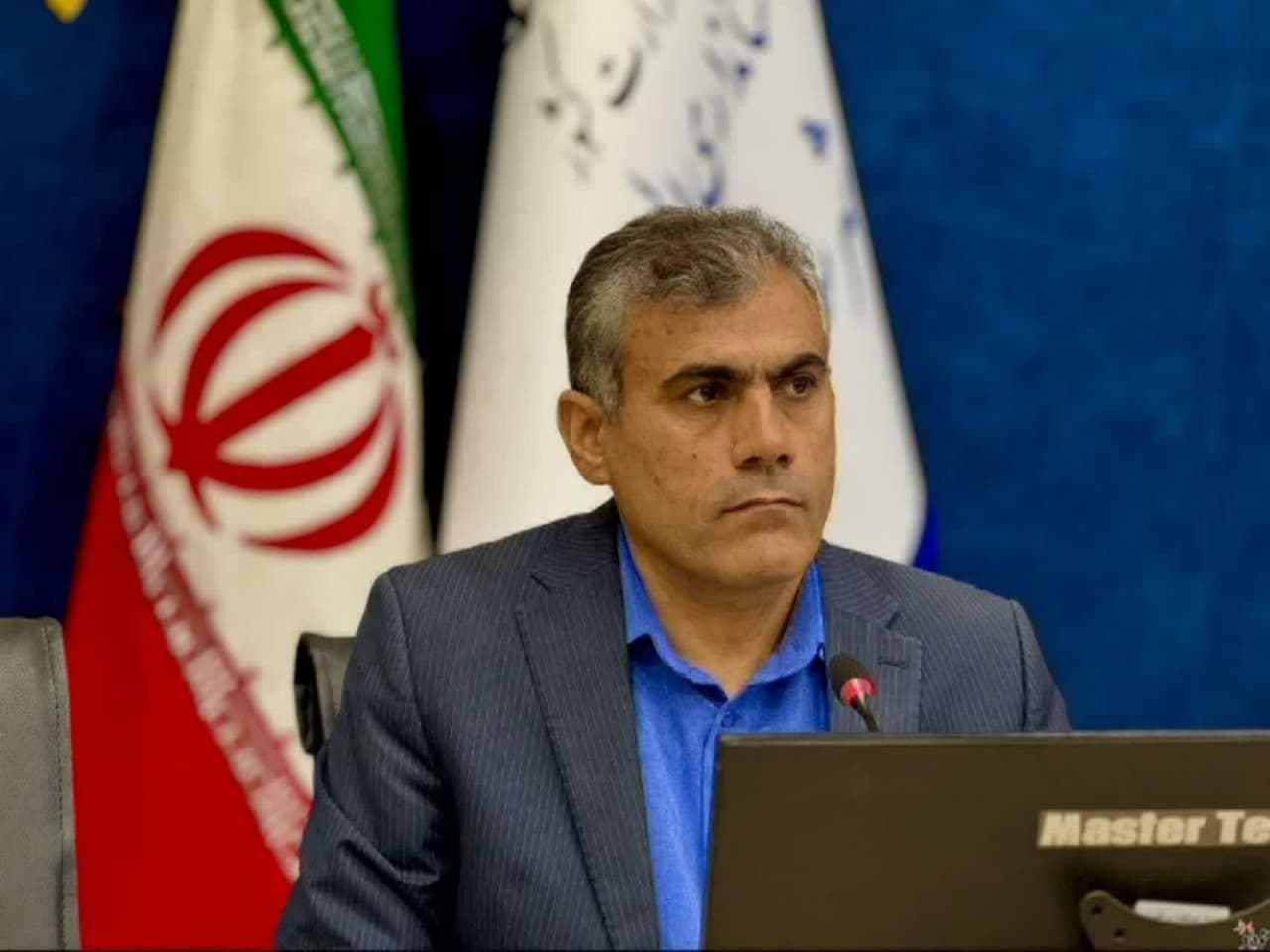 کانال خبری  فرمانداری آبدانان , [۱۱.۰۶.۲۶ ۰۹:۵۱] [ عکس ] بسم الله الرحمن الرحیم  هفته صنایع دستی، فرصتی ارزشمند برای توجه به ظرفیت‌های اقتصادی و فرهنگی این حوزه و تجلیل از هنرمندانی است که با تلاش، خلاقیت و پشتکار خود در حفظ و توسعه هنرهای سنتی نقش‌آفرینی می‌کنند.  امروزه صنایع دستی تنها یک فعالیت هنری نیست، بلکه یکی از ظرفیت‌های مهم در ایجاد اشتغال، توانمندسازی جوامع محلی، توسعه کسب‌وکارهای کوچک و رونق گردشگری به شمار می‌رود. خوشبختانه شهرستان آبدانان با برخورداری از پیشینه فرهنگی غنی و هنرمندان توانمند، از ظرفیت‌های مناسبی در این حوزه برخوردار است که می‌تواند در مسیر توسعه اقتصادی شهرستان نقش مؤثری ایفا کند.  فرمانداری شهرستان آبدانان حمایت از فعالیت‌های مولد، توسعه مشاغل خرد و خانگی، تقویت بازار فروش محصولات بومی و معرفی ظرفیت‌های صنایع دستی شهرستان را از جمله اولویت‌های خود دانسته و آمادگی دارد در چارچوب قوانین و ظرفیت‌های موجود، از فعالان این عرصه پشتیبانی کند.  بی‌تردید حفظ هنرهای سنتی و تبدیل آن‌ها به فرصت‌های اقتصادی پایدار، نیازمند همکاری و هم‌افزایی دستگاه‌های اجرایی، بخش خصوصی و هنرمندان است و امیدواریم با برنامه‌ریزی مناسب، زمینه رشد و شکوفایی هرچه بیشتر این حوزه فراهم شود.  اینجانب با گرامیداشت هفته صنایع دستی، از زحمات ارزشمند هنرمندان عزیز و فعالان این حوزه، و همچنین مدیر و کارکنان میراث فرهنگی، صنایع دستی و گردشگری شهرستان قدردانی نموده و این مناسبت را به تمامی صنعتگران، هنرمندان و علاقه‌مندان به صنایع دستی شهرستان آبدانان تبریک و تهنیت عرض می‌ نمایم.  بهزاد نورمحمدی فرماندار شهرستان آبدانان