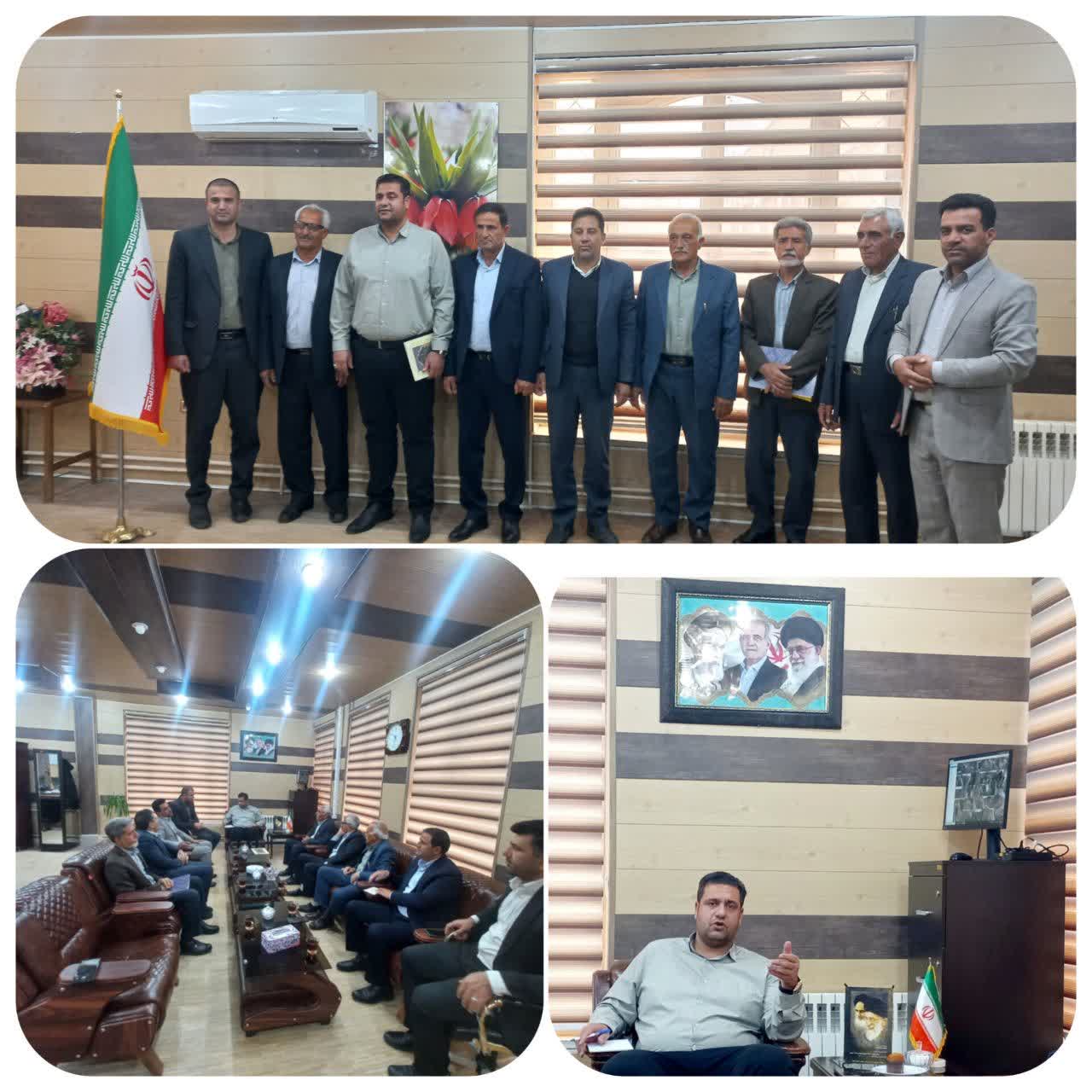 دیدار بزرگان بخش زاگرس با فرماندار چرداول  به گزارش روابط عمومی فرمانداری چرداول، جمعی از بزرگان و متنفذین بخش زاگرس به‌همراه بخشدار این بخش با حضور در دفتر فرماندار با محمد گراوند دیدار و گفت‌وگو کردند.  فرماندار در این نشست، با قدردانی از حضور مردم شریف زاگرس، بر رصد مطالبات مردمی و پیگیری مشکلات حوزه‌های مختلف از جمله راه‌ها، آب آشامیدنی، آنتن‌دهی، ساماندهی رودخانه و تسهیلات اشتغال‌زایی و ... تأکید کرد.  در ادامه، بخشدار زاگرس گزارشی از اقدامات انجام‌شده ارائه داد و حاضرین نیز به بیان مسائل و نیازهای این بخش در حوزه های مختلف پرداختند.  در پایان اعضای حاضر با اهدای لوح سپاس از فرماندار چرداول تقدیر کردند.  روابط عمومی فرمانداری شهرستان چرداول  https://t.me/farmandarichardavolilam