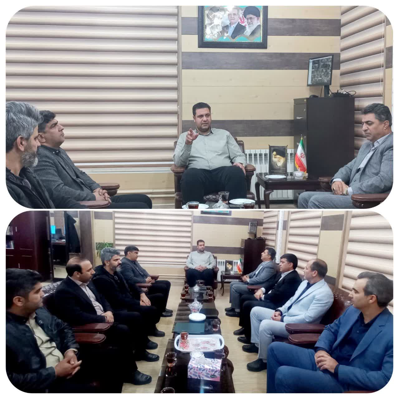 دیدار مدیرکل تأمین اجتماعی با فرماندار چرداول  به گزارش روابط عمومی فرمانداری شهرستان چرداول روز سه‌شنبه ۱۸ آذرماه، مدیرکل تأمین اجتماعی به‌همراه جمعی از مدیران و همکاران این مجموعه با حضور در فرمانداری چرداول، با محمد گراوند فرماندار شهرستان دیدار و گفت‌وگو کردند.  فرماندار چرداول در این نشست، با اشاره به نقش اثرگذار تأمین اجتماعی در ایجاد رفاه و آرامش جامعه، تعامل سازمانی، همکاری مستمر و پایبندی به تعهدات به‌ویژه در حوزه درمان و خدمات رفاهی را بسیار مهم دانست و بر ضرورت حمایت هرچه بیشتر از جامعه هدف تأکید کرد. وی همچنین با بیان مطالبات به‌حق مردم شریف شهرستان، موضوع احداث درمانگاه تأمین اجتماعی در چرداول را مطرح کرده و خواستار تسریع در روند اجرایی آن شد.  در ادامه، مدیرکل تأمین اجتماعی گزارشی از عملکرد و وضعیت فعالیت‌های این مجموعه در شهرستان ارائه داد.  در پایان این نشست، با توجه به تخصص و تجارب ارزنده، فرهاد شریفی به‌عنوان سرپرست شعبه تأمین اجتماعی چرداول معرفی شد.  روابط عمومی فرمانداری شهرستان چرداول  https://t.me/farmandarichardavolilam