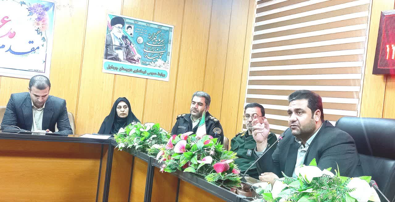 به گزارش روابط عمومی فرمانداری شهرستان چرداول، روز شنبه ۲۹ آذرماه ۱۴۰۴، جلسه کارگروه تنظیم بازار با حضور فرماندار، اعضای شورای تأمین، بخشداران، رؤسای ادارات و سایر کارشناسان، در سالن جلسات فرمانداری برگزار شد. محمد گراوند، فرماندار شهرستان چرداول، با اشاره به وضعیت اقتصادی، نیازمندی‌های مردم و مطالبات شهروندان در حوزه نظارت بر بازار، اظهار داشت: کارگروه نظارت بر بازار باید به‌صورت مستمر بر روند بازار نظارت داشته و با متخلفان مطابق قانون برخورد شود. وی تسریع در صدور مجوز نانوایی‌ها، نظارت بیشتر بر عملکرد نانوایی‌ها، استفاده از ظرفیت بسیج اصناف، توزیع کالاهای اساسی و نظارت دقیق بر نحوه توزیع آن‌ها را از جمله مطالبات مهم در حوزه تنظیم بازار عنوان کرد و بر مشارکت همگانی برای مقابله با آسیب‌های حوزه اقتصادی تأکید نمود. در ادامه جلسه، هر یک از اعضای کارگروه به بیان مسائل، مشکلات و موضوعات مرتبط با حوزه‌های کاری خود پرداختند. لازم به ذکر است شهروندان محترم می‌توانند با تماس تلفنی با شماره ۱۲۴، هرگونه تخلف در زمینه قیمت، کیفیت، کمبود کالا و سایر موارد را گزارش دهند تا مطابق قانون مورد رسیدگی قرار گیرد.  روابط عمومی فرمانداری شهرستان چرداول  https://t.me/farmandarichardavolilam