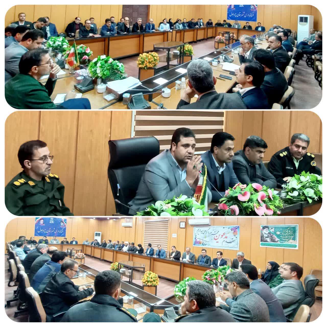 به گزارش روابط عمومی فرمانداری شهرستان چرداول، جلسه شورای اداری  روز چهارشنبه ۲۶ آذرماه ۱۴۰۴ با حضور فرماندار شهرستان چرداول، اعضای شورای تأمین، معاونین فرماندار، بخشداران، شهرداران، رؤسای ادارات و جمعی از کارشناسان، در سالن جلسات فرمانداری برگزار شد.   محمد گراوند فرماندار شهرستان چرداول با تأکید ویژه بر تکریم ارباب‌رجوع و رعایت نظم و انضباط اداری، اظهار داشت: «مردم به گفتار مسئولان و شورا اعتماده کرده و ما موظفیم در قبال این اعتماد، در همه حوزه‌ها پاسخگو باشیم؛ چه در فضای حقیقی و چه در فضای مجازی.»  وی با بیان اینکه مسئولان بدون مردم هیچ جایگاهی ندارند، افزود: «رضایت‌مندی مردم باید به‌صورت ویژه در دستور کار تمامی دستگاه‌های اجرایی قرار گیرد و هیچ‌گونه کوتاهی در خدمت‌رسانی قابل قبول نیست.»  فرماندار چرداول همچنین بر تنویر افکار عمومی، پیگیری جدی تملک دارایی‌ها و اعتبارات و هزینه‌کرد صحیح اعتبارات در راستای منافع شهرستان تأکید کرد و خواستار نظارت دقیق مدیران بر روند اجرای پروژه‌ها شد.  محمد گراوند با اشاره به موضوع انتخابات، نقش ادارات، شهرداران، شوراهای اسلامی و دهیاران را در ایجاد انگیزه و افزایش مشارکت مردم مهم و اثرگذار دانست و بر ضرورت رعایت قانون تأکید کرد.  وی همچنین نظارت مستمر بر بازار، مناسب‌سازی فضاهای عمومی برای خدمت‌رسانی بهتر به معلولان و جانبازان، حضور فعال مدیران در مراسم‌ها و مناسبت‌های مذهبی و تکریم خانواده‌های معظم شهدا را خواستار شد.   فرماندار شهرستان چرداول در بخش دیگری از سخنان خود تاکید نمود : «با هرگونه ترک فعل مدیران، مطابق قانون و بدون اغماض برخورد خواهد شد.»  در ادامه این جلسه، هر یک از اعضای شورای اداری به بیان مسائل، مشکلات و پیشنهادهای حوزه کاری خود پرداختند و در پایان از یداله رحیمی رئیس اداره امور مالیاتی به پاس رعایت اصول پدافند غیرعامل در اداره مربوطه تقدیر به عمل آمد.  روابط عمومی فرمانداری شهرستان چرداول  https://t.me/farmandarichardavolilam