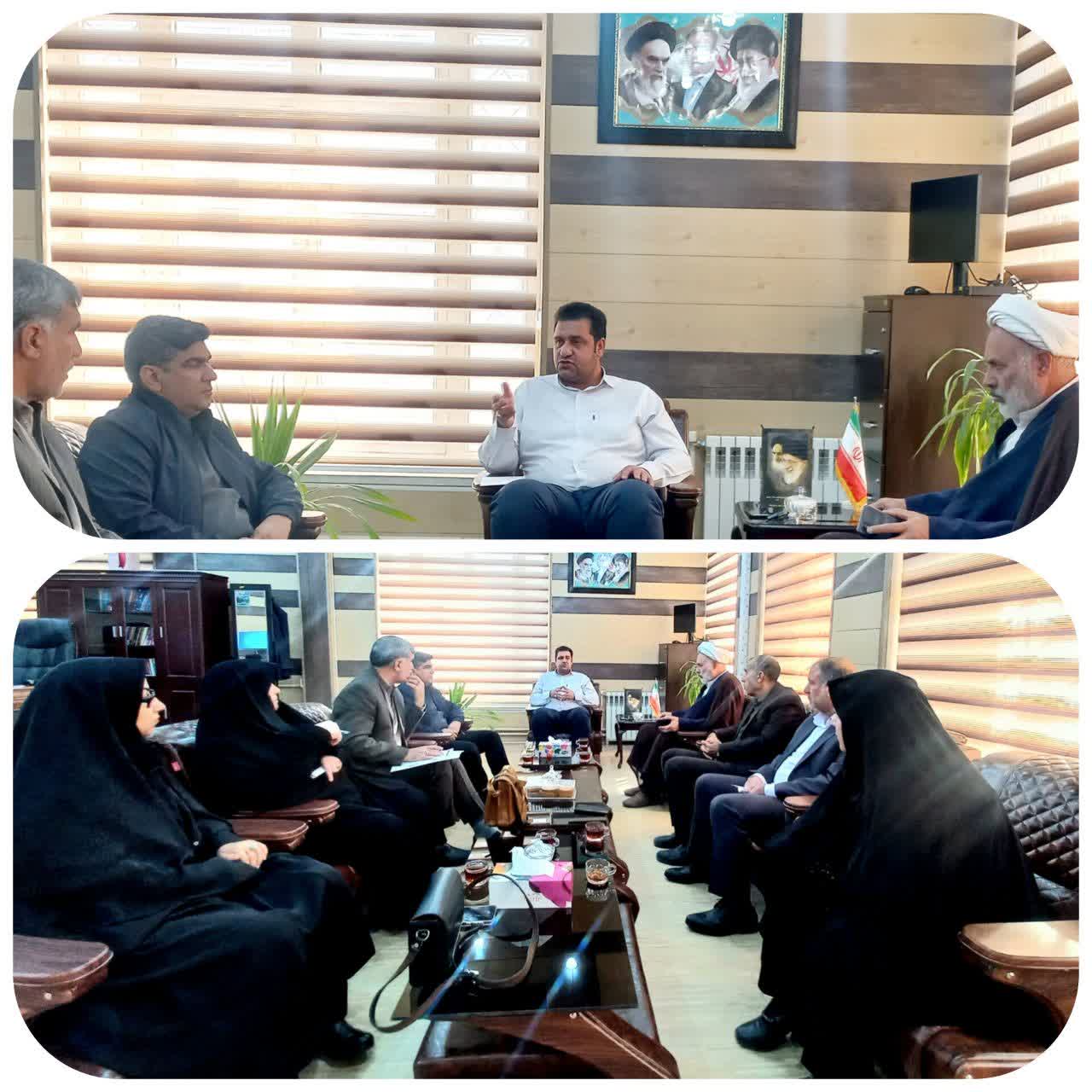 به گزارش روابط عمومی فرمانداری شهرستان چرداول روز سه‌شنبه ۲ دی ماه ۱۴۰۴ جلسه بررسی مسائل امور ایثارگران در دفتر فرماندار برگزار گردید. محمد گراوند فرماندار شهرستان چرداول اظهار نمود شهدا، ایثارگران و جانبازان بدون هیچ چشم‌داشتی برای دفاع از اسلام ، ایران و آرمان های انقلاب در جبهه ها و میادین مختلف حضور یافتند و با گذشت از جان خویش ، قربانی نمودن هوای نفس و دل کندن از دنیا، آزادی و امنیت را برای ما به ارمغان آوردند که اینک وظیفه قدردانی و خدمت بر عهده ما می باشد. وی بر تکریم خانواده شهدا و ایثارگران تاکید نمود و افزود اجرای دستورالعمل‌های ابلاغی در حوزه تکریم خانواده شهدا در ارزیابی عملکرد مدیران حائز اهمیت است و مدیران باید اجرای طرح سپاس را در دستور کار قرار دهند.  فرماندار خواستار پرداخت تسهیلات اشتغالزایی ، برپایی اردوهای متناسب، حمایت های درمانی، برگزاری جلسات با خانواده شهدا، جانبازان، ایثارگران برای پاسخگویی و بررسی مطالبات و ... شد. در این جلسه هر کدام از اعضا به بیان مسائل مربوطه پرداختند.  روابط عمومی فرمانداری شهرستان چرداول  https://t.me/farmandarichardavolilam