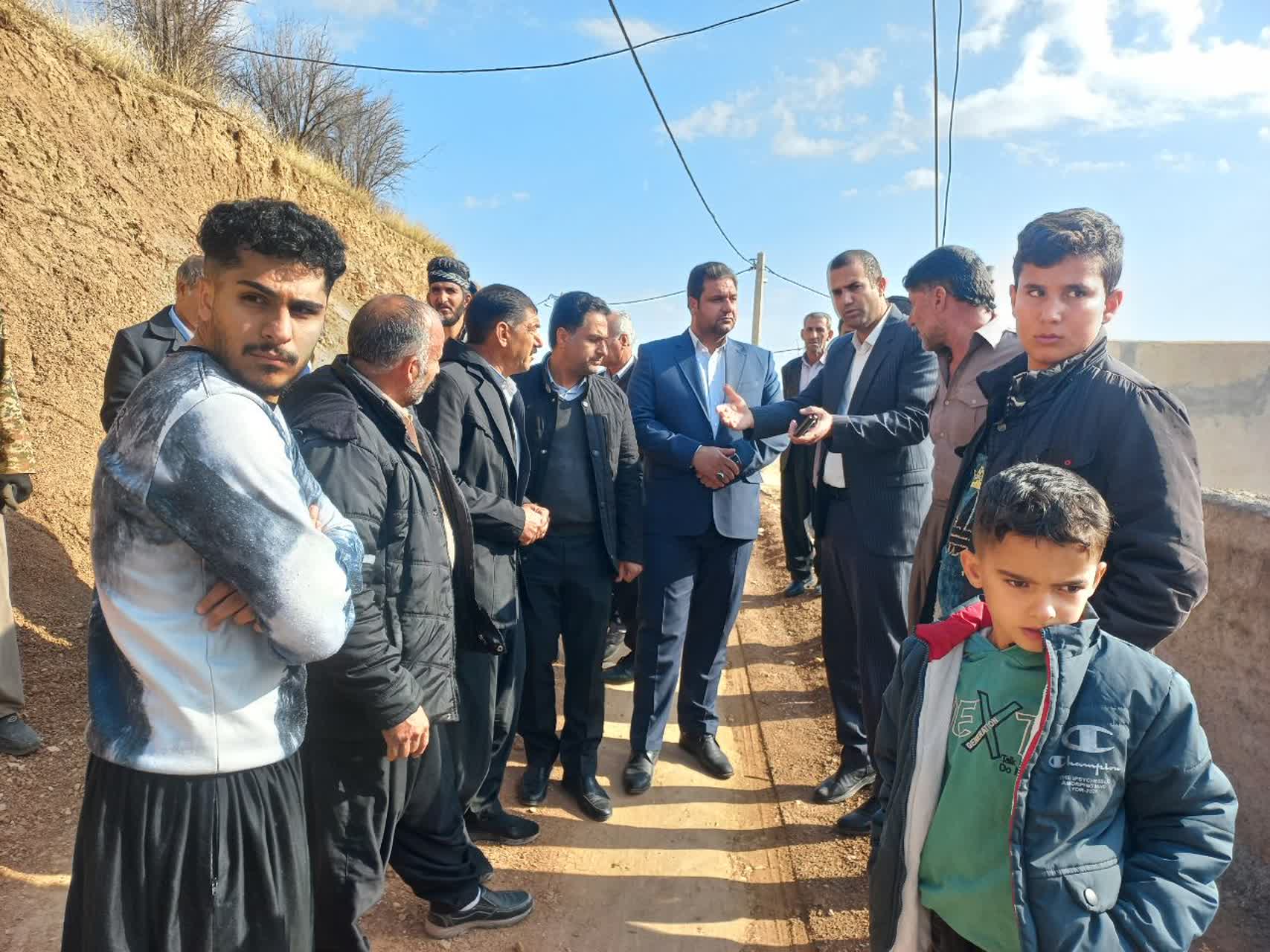 بازدید میدانی فرماندار شهرستان چرداول از روستاهای بخش زاگرس به گزارش روابط عمومی فرمانداری شهرستان چرداول، روز چهارشنبه مورخ ۳ دی‌ماه ۱۴۰۴، فرماندار شهرستان چرداول به همراه معاون عمرانی فرمانداری، بخشدار زاگرس و ساير مسئولان از روستاهای قاسم‌آباد، سعدآباد، علیمرادخانی علیا، علیمرادخانی سفلی، پهنه‌بر، نورآباد و جوب‌سرخ از توابع بخش زاگرس بازدید به‌عمل آورد.  در این بازدید میدانی، فرماندار شهرستان با هدف پیگیری مطالبات مردمی، تسریع در روند رسیدگی به مشکلات و ارتقای سطح خدمات‌رسانی، به‌صورت چهره‌به‌چهره با اهالی روستاها دیدار و گفت‌وگو کرد و مسائل و مشکلات مطرح‌شده در حوزه‌های مختلف از جمله راه‌های روستایی، آب آشامیدنی، عمران و آبادانی، اجرای طرح هادی، امور مرتبط با جهاد کشاورزی، آموزش و پرورش، بنیاد مسکن انقلاب اسلامی و سایر موضوعات مرتبط را مورد بررسی قرار داد.  محمد گراوند فرماندار شهرستان چرداول، در جریان این بازدید با تأکید بر لزوم خدمت‌رسانی مطلوب به مردم اظهار داشت: «مردم شایسته بهترین خدمات هستند و تمامی مدیران و مسئولان موظف‌اند با رویکرد جهادی و مسئولانه، در مسیر رفع مشکلات و کاهش محرومیت‌ها تلاش مستمر داشته باشند.» در پایان این بازدید، اهالی روستاهای بخش زاگرس ضمن تقدیر و تشکر از حضور میدانی فرماندار و مسئولان شهرستان، مطالبات و درخواست‌های خود را مطرح کردند که فرماندار ضمن استماع دقیق مسائل، دستورات لازم را به‌منظور پیگیری و رسیدگی صادر کرد.  روابط عمومی فرمانداری شهرستان چرداول  https://t.me/farmandarichardavolilam