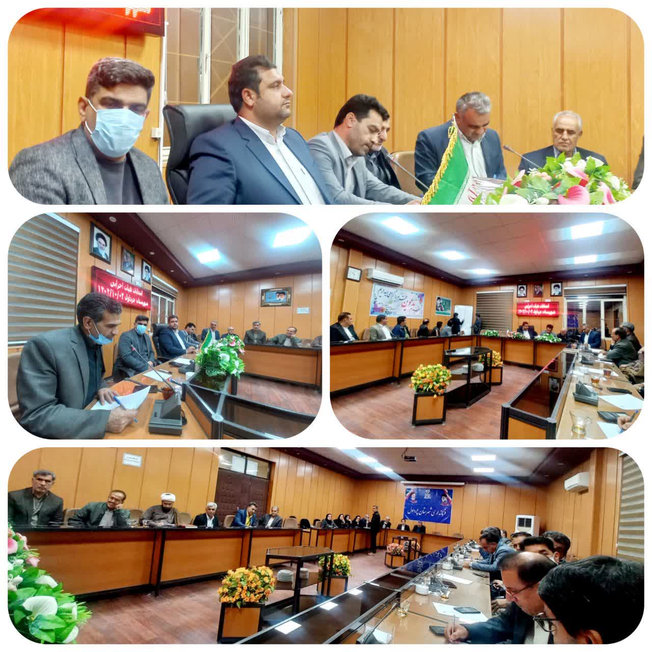 فرماندار چرداول: قانون مداری، امانت داری، انصاف و بی طرفی باید سرلوحه کاری دست اندرکاران انتخابات باشد.  به گزارش روابط عمومی فرمانداری شهرستان چرداول روز سه‌شنبه ۲ دی ماه ۱۴۰۴ انتخابات هیات اجرایی با حضور فرماندار،معاون سیاسی فرمانداری، رئیس هيات نظارت ، معتمدین و سایر مسئولان در سالن جلسات فرمانداری برگزار گردید.  محمد گراوند فرماندار شهرستان چرداول به بیان اهمیت انتخابات در توسعه و پیشرفت کشور و همچنین حق مردم در تعیین سرنوشت خویش پرداخت وی برگزاری انتخابات را حاکمیت مردم بر سرنوشت سیاسی و اجتماعی خود عنوان نمود و بر تنویر  افکار عمومی جهت اهمیت انتخابات و افزایش مشارکت سیاسی تاکید نمود.  در پایان پس از حصول اکثریت قانونی و اعلام رسمیت جلسه ، ۸ نفر معتمدین اصلی و ۵ نفر علی البدل هیات اجرایی با رای مخفی و اکثریت نسبی انتخاب گردیدند که اعضای اصلی به شرح ذیل می‌باشد.  ۱- فرهاد رستمی۲_ حشمت سارائی۳_روضان پیری۴_منصوره رستمی نژاد۵_علی اسفندیاری۶_قباد پرویزی ۷_فاطمه باوندپور۸_ صفی اله احمدزاده  روابط عمومی فرمانداری شهرستان چرداول  https://t.me/farmandarichardavolilam