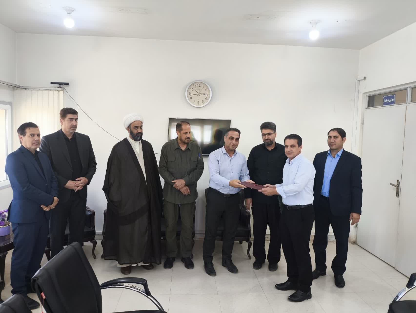 تکریم رئیس پیشین و معارفه رئیس جدید بنیاد شهید و امور ایثارگران شهرستان ملکشاهی   در راستای تغییرات مدیریتی و تداوم خدمت‌رسانی به خانواده‌های معظم ایثارگران، مراسم تکریم رئیس پیشین و معارفه رئیس جدید بنیاد شهید و امور ایثارگران شهرستان ملکشاهی برگزار شد.  در این مراسم که با حضور معاون فرماندار شهرستان  و حضور مسئولین بنیاد شهید استان  برگزار گردید ، از زحمات و خدمات رئیس پیشین بنیاد شهید شهرستان قدردانی و جناب آقای جمیل ولی زاده به عنوان رئیس جدید این نهاد معرفی و منصوب گردید.  روابط عمومی فرمانداری شهرستان ملکشاهی  اخبار رسمی ملکشاهی را اینجا دریافت کنید 👇 https://eitaa.com/malekshahi_news  @malekshahi_news