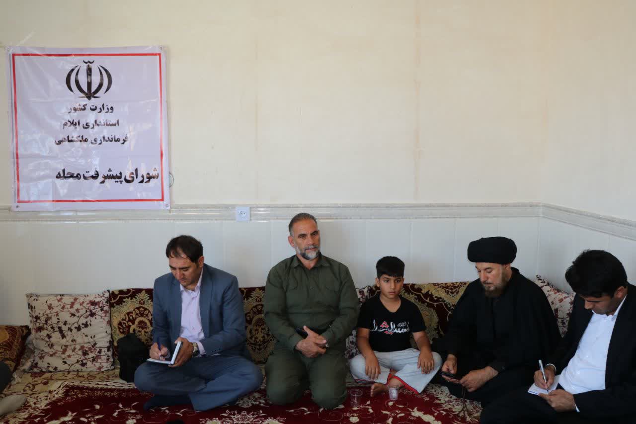 بازدید میدانی فرماندار ملکشاهی از روستای وری‌علی‌نظر با هدف بررسی مشکلات و مطالبات اهالی  ملکشاهی - یکشنبه ۲۸ تیرماه ۱۴۰۵  عباس شیخی فرماندار شهرستان ملکشاهی، عصر روز یکشنبه ۲۸ تیرماه ۱۴۰۵ به همراه امام جمعه شهرستان و جمعی از مدیران دستگاه‌های اجرایی، با حضور در روستای وری‌علی‌نظر از نزدیک مسائل، مشکلات و مطالبات مردم این روستا را مورد بررسی قرار داد  در این بازدید میدانی، وضعیت تأمین آب شرب روستا، تهیه و اجرای طرح هادی، تعویض شبکه آبرسانی و مرمت جاده‌های عشایری مورد بررسی قرار گرفت و مدیران دستگاه‌های مربوطه گزارشی از وضعیت موجود و اقدامات قابل انجام ارائه کردند  عباس شیخی، فرماندار شهرستان ملکشاهی، با تأکید بر ضرورت رسیدگی به مطالبات روستاییان، اظهار داشت: ارتقای زیرساخت‌های روستایی و بهبود کیفیت خدمات‌رسانی به مردم از اولویت‌های مدیریت شهرستان است و دستگاه‌های اجرایی موظف‌اند با برنامه‌ریزی و هماهنگی لازم نسبت به رفع مشکلات و اجرای پروژه‌های مورد نیاز اقدام کنند  وی، تأمین آب شرب پایدار تسریع در تهیه و اجرای طرح هادی نوسازی شبکه آبرسانی و بهسازی راه‌های عشایری را از مطالبات مهم مردم روستای وری‌علی‌نظر برشمرد و بر پیگیری تأمین اعتبارات و تسریع در اجرای این پروژه‌ها تأکید کرد  در پایان این بازدید مقرر شد دستگاه‌های اجرایی ذی‌ربط ضمن بررسی کارشناسی موضوعات مطرح‌شده، اقدامات لازم را در راستای رفع مشکلات و اجرای مصوبات در دستور کار قرار دهند روابط عمومی فرمانداری شهرستان @malekshahi_news