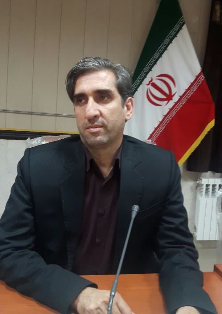 فرماندار چرداول: وحدت و خدمت به مردم اولویت مسئولان باشد  به گزارش روابط‌عمومی فرمانداری چرداول، روز جمعه (۷ شهریور ۱۴۰۴) پیش از اقامه نماز جمعه و به مناسبت هفته دولت، محمد گراوند فرماندار شهرستان چرداول در جمع نمازگزاران سخنرانی کرد.  وی ضمن گرامیداشت یاد و خاطره شهیدان دولت، با اشاره به انسجام مردم در دوران جنگ ۱۲ روزه تحمیلی گفت: «به برکت رهبری‌های داهیانه مقام معظم رهبری، نقشه‌های شوم دشمنان نقش بر آب شد و ملت ایران اسلامی در برابر استکبار ایستادگی کرده و حماسه آفرید.»  گراوند همچنین از تلاش دست‌اندرکاران مراسم اربعین تقدیر کرد و صداقت و شفافیت را وظیفه اصلی مسئولان دانست.  فرماندار چرداول در ادامه به تشریح مهم‌ترین اقدامات دولت در این شهرستان پرداخت که از جمله آن‌ها می‌توان به موارد زیر اشاره کرد:  بهسازی و توسعه محورهای جاده‌ای  ایجاد سایت‌های ارتباطی  افتتاح سالن‌های ورزشی و زمین‌های ورزشی در چند منطقه  ارتقای عدالت آموزشی با احداث و بهسازی  فضاهای آموزشی  احداث واحدهای مسکن   اصلاح و بهینه‌سازی شبکه برق و تأمین برق خانوارهای عشایری  اجرای پروژه‌های اقتصادی متنوع و...  وی افزود: «در هفته دولت امسال، ۲۴ پروژه عمرانی و اقتصادی با اعتباری بالغ بر ۹۲ میلیارد تومان به بهره‌برداری رسید و سایر پروژه‌ها نیز در مناسبت‌های مختلف افتتاح خواهند شد.» فرماندار چرداول با تأکید بر اینکه طبیعت متعلق به همه است و حفاظت از آن وظیفه‌ای همگانی محسوب می‌شود، از مردم، سازمان‌های مردم‌نهاد و دوستداران طبیعت که در مهار آتش‌سوزی‌ها با جان و دل تلاش کردند، قدردانی کرد. گراوند در پایان با تأکید بر ضرورت پرهیز از دعواهای سیاسی گفت: «امروز در شرایط جنگ ترکیبی قرار داریم؛ وحدت کلمه مطالبه مقام معظم رهبری است و مسئولان باید خدمت به مردم را معیار اصلی کار خود قرار دهند.»   https://t.me/farmandarichardavolilam