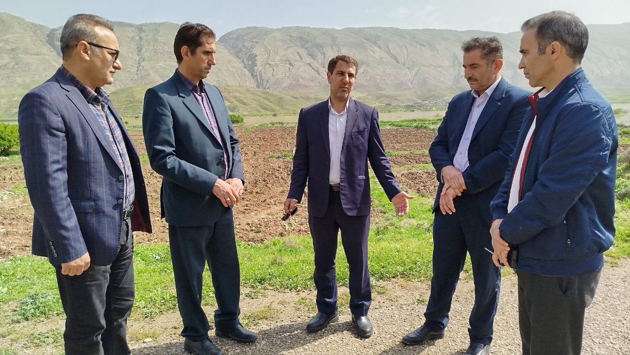 هفته دولت گرامی باد  به گزارش روابط عمومی فرمانداری شهرستان چرداول، روز سه‌شنبه ۴ شهریور ۱۴۰۴ آیین افتتاح سالن ورزشی دخترانه آزاده در شهر سرابله برگزار شد.  این سالن ورزشی با زیربنای ۶۰۰ متر، محوطه‌سازی به مساحت ۱۰۰۰ مترمربع، دیوارکشی ۱۴۰ متر و با اعتباری بالغ بر ۱۲۰ میلیارد ریال احداث شده است.  مراسم افتتاح با حضور عباس میرزاد معاون هماهنگی امور اقتصادی استانداری ایلام، محمد گراوند فرماندار شهرستان چرداول، معاونین فرماندار، بخشداران، مسئولان آموزش و پرورش، اداره‌کل نوسازی مدارس و جمعی از مدیران ادارات شهرستان همراه بود.   روابط عمومی فرمانداری شهرستان چرداول   ایتا: eitaa.com/chardavolfarmandari تلگرام: t.me/farmandarichardavolilam