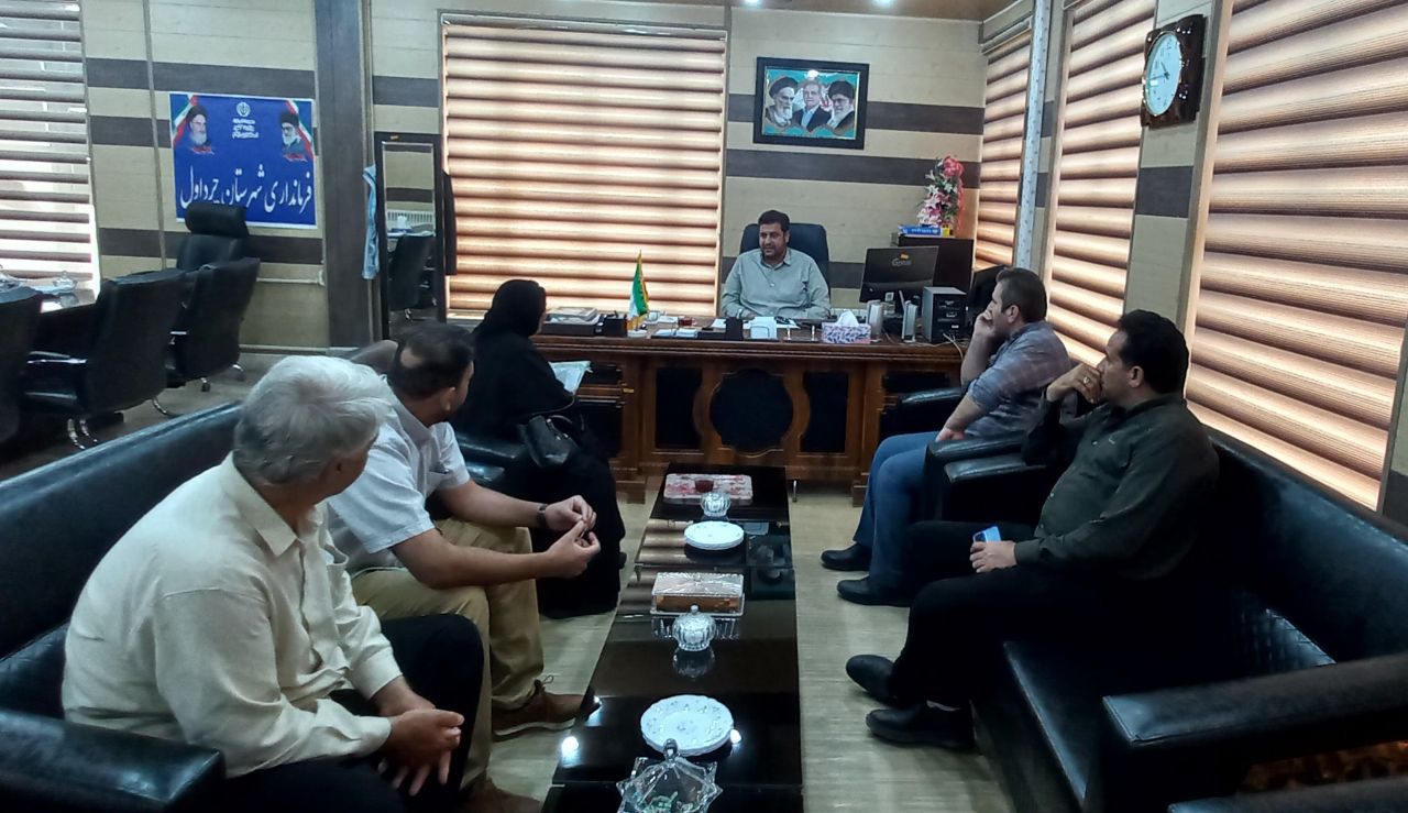 دیدار های مردمی فرماندار شهرستان چرداول برگزاری دیدارهای مردمی فرماندار چرداول با شهروندان به گزارش روابط عمومی فرمانداری شهرستان چرداول در راستای پاسخگویی مستقیم به درخواستها و مطالبات مردم، دیدارهای مردمی محمد گراوند فرماندار چرداول در روز دوشنبه ۶ مردادماه ۱۴۰۴ با حضور جمعی از شهروندان در محل فرمانداری برگزار شد. در این دیدارها، مردم بهصورت چهرهبهچهره با فرماندار گفتگو کرده و به بیان مشکلات، درخواستها و مسائل شخصی و عمومی خود پرداختند که فرماندار از طریق مختلف پیگیر حل مشکلات مردم شد. فرماندار چرداول تأکید نمود «رسیدگی به امور مردم از مهمترین وظایف مسئولان است» این دیدارها با هدف ارتباط مستقیم، شفافسازی امور و افزایش اعتماد عمومی بهصورت مستمر در دستور کار فرمانداری قرار دارد. روابط عمومی فرمانداری شهرستان چرداول ایتا: eitaa.com/chardavolfarmandari تلگرام: t.me/farmandarichardavol
