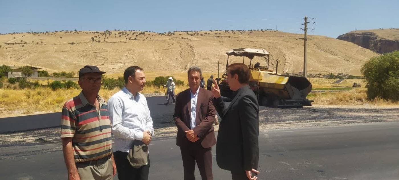 فرماندار سیروان: طرح‌های روکش آسفالت محورهای ارتباطی شهرستان با هدف ارتقای ایمنی و کیفیت راه‌ها اجرا می‌شود