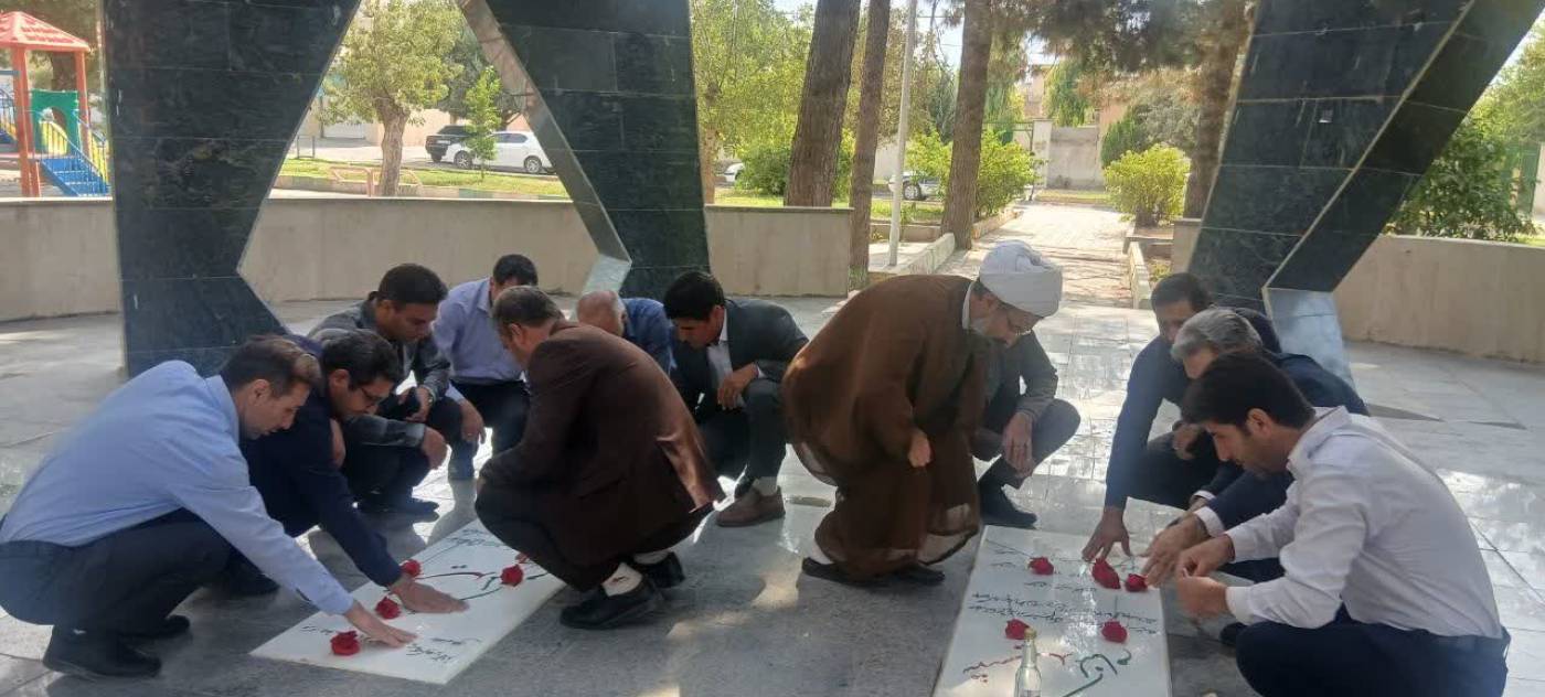 غبارروبی مزار شهدای گمنام شهرستان سیروان به مناسبت هفته دولت