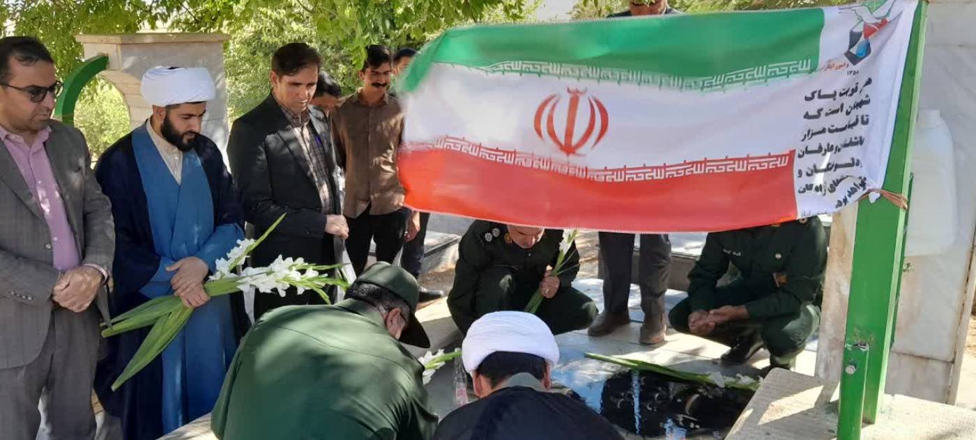 آیین غبارروبی و عطرافشانی مزار مطهر شهدای سراب کارزان شهرستان سیروان، به مناسبت هفته دفاع مقدس و همزمان با اجرای برنامه «مهمانی لاله‌ها» در سراسر کشور، روز چهارشنبه دوم مهرماه ۱۴۰۵ برگزار شد.