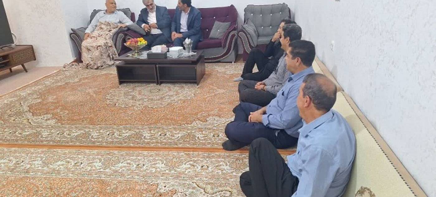 عیادت فرماندار آقای احسان اکبری از آقای یداله سحابی بازنشسته فرمانداری / اکبری : قدردانی از خدمات پیشکسوتان وظیفه اخلاقی و سازمانی ماست