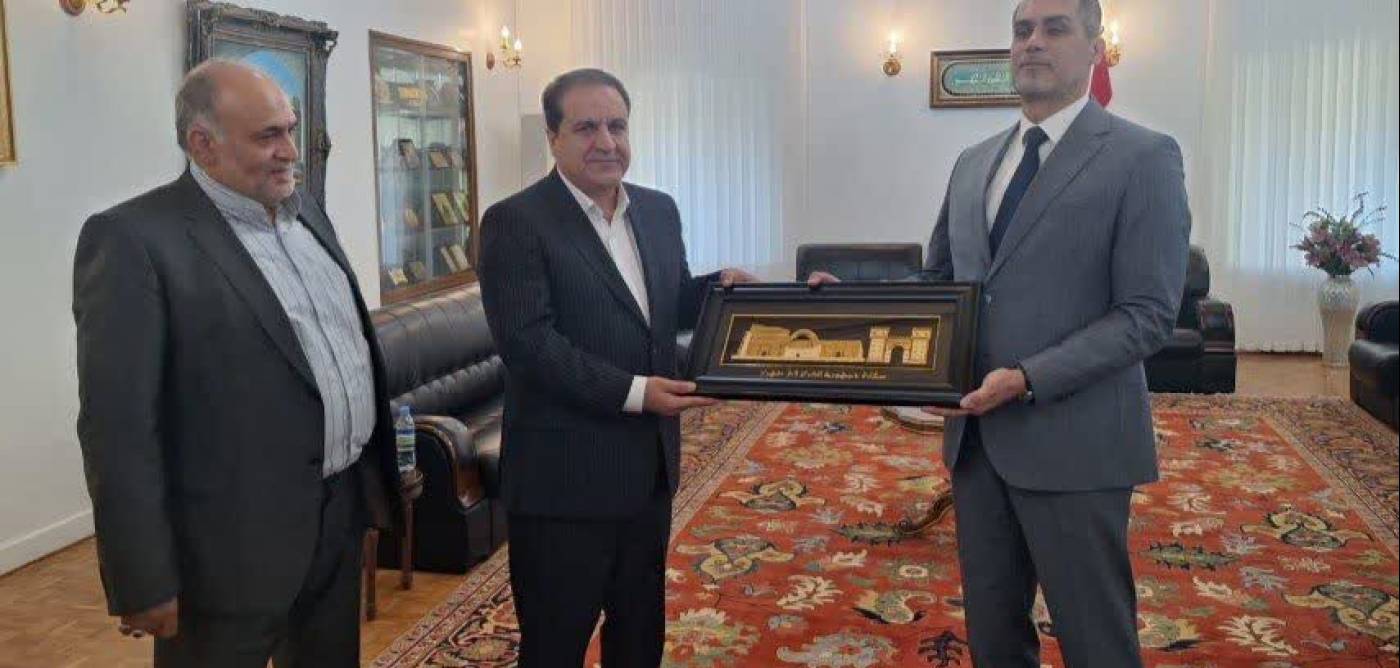  دیدار استاندار ایلام با سفیر عراق در ایران/اهدای تابلو درواز تمدن از طرف سفیر عراق در ایران به استاندار ایلام به نشانه دوستی بین دو کشور ایران و عراق ..