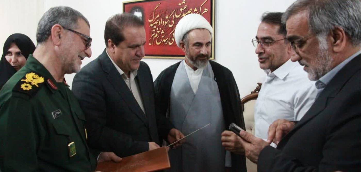 📍دیدار مشترک نماینده ولی‌فقیه در استان و امام جمعه ایلام و استاندار ایلام با خانواده‌های معظم شهدا در اولین روز از هفته دفاع مقدس