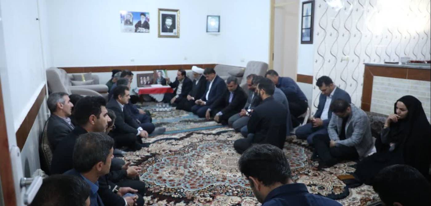 استاندار ایلام با  سفر به شهرستان دره شهر باخانواده پنج شهید جنگ رمضان دیدار و گفتگو کرد