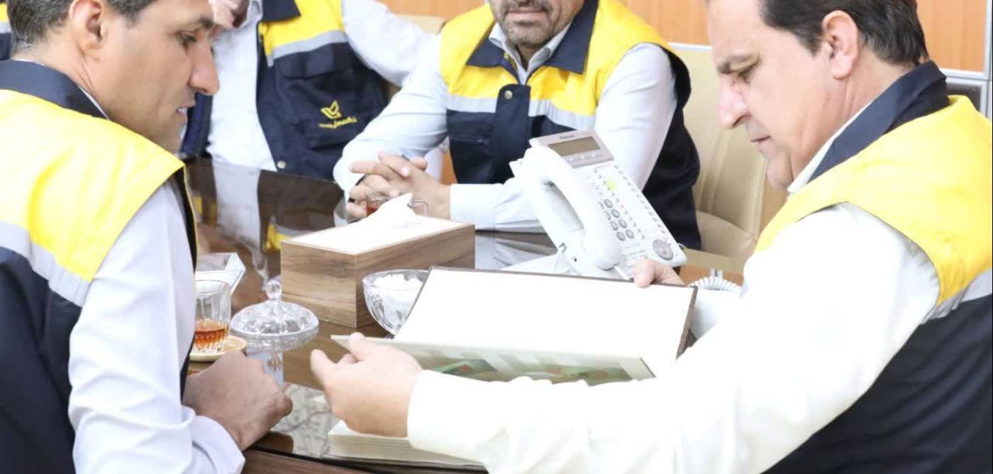 اهدای آلبوم تمبر یادبود «روز جهانی پست» به استاندار ایلام