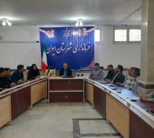 هم‌اندیشی فرماندار ایوان با خانواده‌های معظم شهیدان خسروی و محمودی برای پاسداشت نام و یاد شهدا