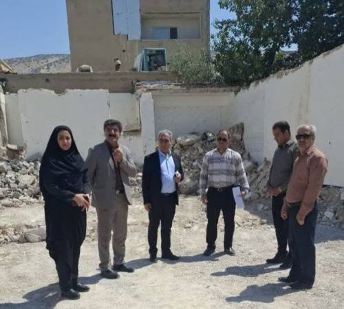 بازدید میدانی فرماندار ایوان از روند آواربرداری مناطق آسیب‌دیده از جنگ تحمیلی