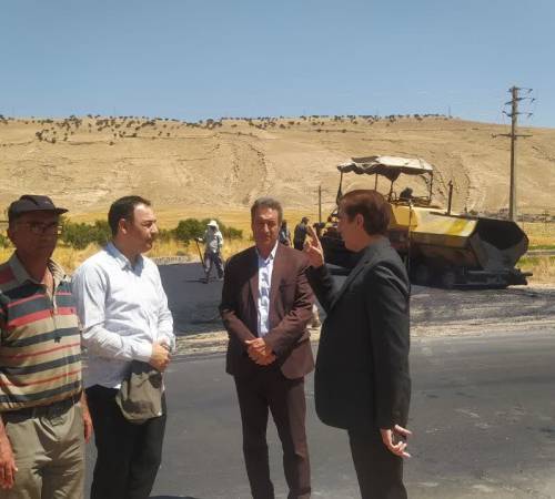فرماندار سیروان: طرح‌های روکش آسفالت محورهای ارتباطی شهرستان با هدف ارتقای ایمنی و کیفیت راه‌ها اجرا می‌شود