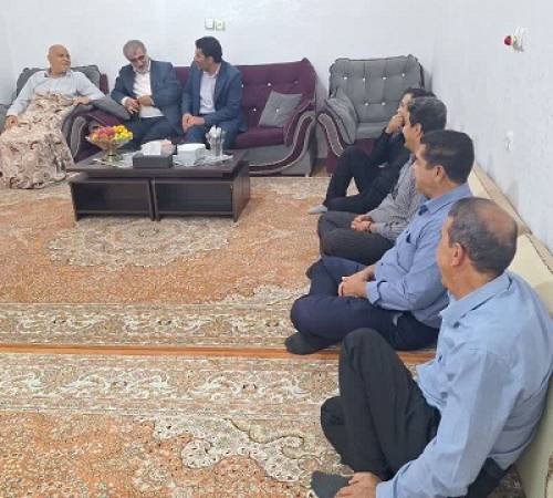 عیادت فرماندار آقای احسان اکبری از آقای یداله سحابی بازنشسته فرمانداری / اکبری : قدردانی از خدمات پیشکسوتان وظیفه اخلاقی و سازمانی ماست