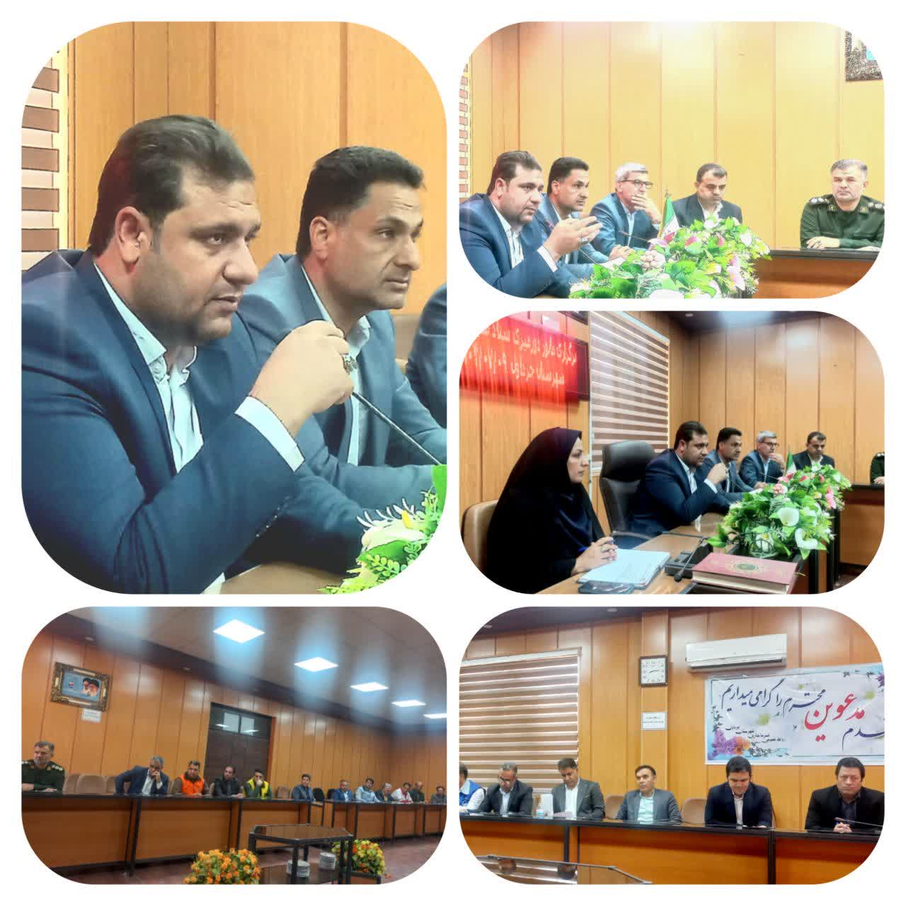 به گزارش روابط عمومی فرمانداری شهرستان چرداول، جلسه شورای هماهنگی مدیریت بحران روز چهارشنبه ۹ مهرماه ۱۴۰۴ با حضور فرماندار، معاون عمرانی، بخشداران و سایر اعضای شورا در سالن جلسات فرمانداری برگزار شد.  در این جلسه، محمد گراوند فرماندار شهرستان چرداول با تأکید بر اهمیت برگزاری جلسات شورای هماهنگی مدیریت بحران و ضرورت حضور رؤسای دستگاه‌های اجرایی، خواستار آمادگی کامل ادارات در انجام وظایف محوله شد.  فرماندار با اشاره به اصول اساسی مدیریت بحران از جمله پیشگیری، شناسایی، پاسخ به بحران و بازسازی، به تبیین چالش‌ها، فرصت‌ها و استراتژی‌های موجود در این حوزه پرداخت و بر ضرورت برگزاری مانورها، برنامه‌ریزی‌های دقیق، دوره‌های آموزشی، هماهنگی و تعامل میان دستگاه‌ها تأکید کرد.  وی همچنین بر ضرورت تسریع در اجرای مصوبات شورا تأکید کرد و افزود: «تا زمانی که تصمیم‌ها از سطح کاغذ فراتر نروند و به اجرا درنیایند، مدیریت بحران معنای واقعی خود را پیدا نخواهد کرد.»  در این جلسه هر یک از اعضا ضمن بیان دیدگاه‌ها و مسائل حوزه کاری خود، پیشنهادهایی در راستای ارتقای سطح آمادگی شهرستان مطرح کردند.  روابط عمومی فرمانداری شهرستان چرداول  https://t.me/farmandarichardavolilam