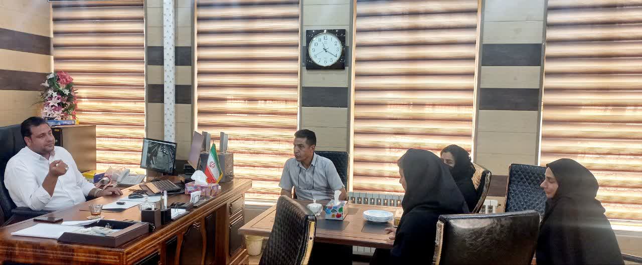 به گزارش روابط عمومی فرمانداری شهرستان چرداول روز دوشنبه ۱۴ مهر ماه ۱۴۰۴ برنامه دیدارهای مردمی فرماندار جهت رسیدگی به مطالبات مردم و پیگیری حل مشکلات شهروندان و پاسخگویی به مراجعه کنندگان با تشکیل میزخدمت در دفتر فرماندار برگزار گردید. در این دیدارها مراجعه کنندگان مسائل مختلف را مطرح کردند که فرماندار با سعه صدر پاسخگو بود و از طریق مختلف پیگیر حل مشکلات شد.  روابط عمومی فرمانداری شهرستان چرداول  https://t.me/farmandarichardavolilam