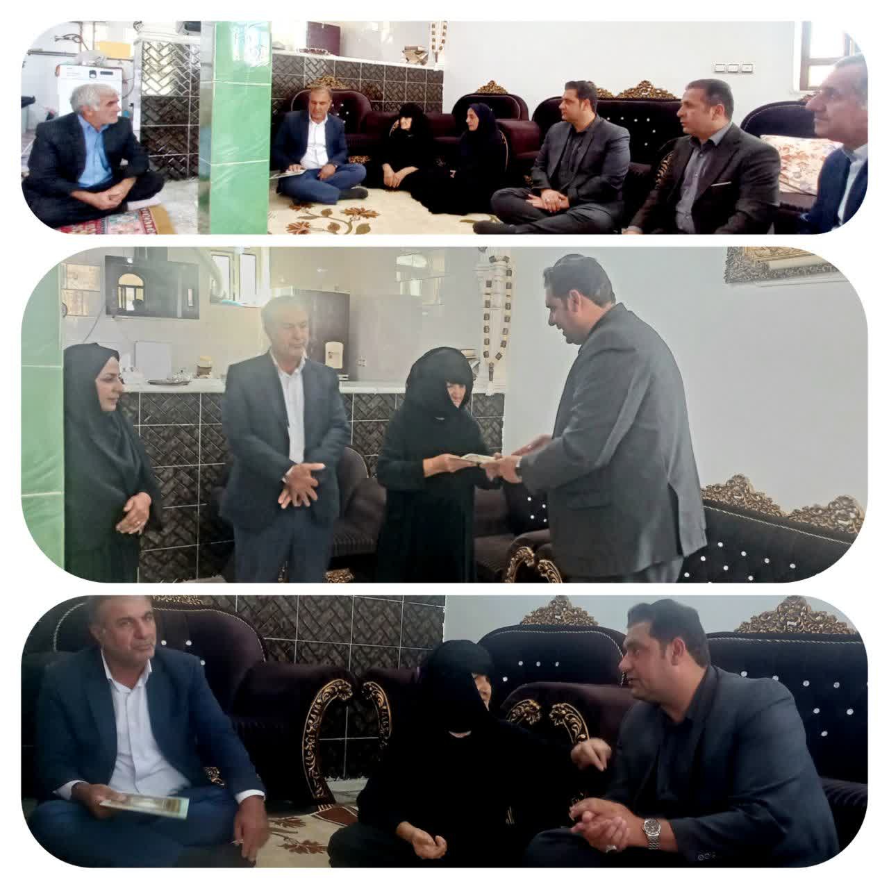 فرماندار چرداول: همه ما مدیون شهدا هستیم.  به گزارش روابط عمومی فرمانداری شهرستان چرداول روز چهارشنبه مورخ ۱۶ مهر ماه ۱۴۰۴ دیدار فرماندار ، بخشدار مرکزی، مسئولان بنیاد شهید و سایر مسئولان با خانواده شهيد سرافراز عبداله رضائی در روستای هلسم انجام گرفت. محمد گراوند فرماندار شهرستان چرداول با بیان رشادت‌های شهدا، جانبازان و ایثارگران گفت رزمندگان اسلام با گذشت از جان خویش از این مرز و بوم و انقلاب دفاع نمودند و همه ما مدیون آنان هستیم و باید با خدمت به مردم راه آنان را دنبال کنیم. فرماندار همچنین افزود خانواده های شهیدان اسوه های ماندگار از صبر، مقاومت و ایمان هستند. در این دیدار با اهدای لوح سپاس از خانواده شهید گرانقدر عبداله رضائی تقدیر به عمل آمد.  روابط عمومی فرمانداری شهرستان چرداول  https://t.me/farmandarichardavolilam