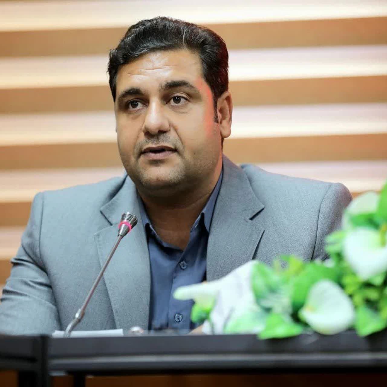 به گزارش روابط عمومی فرمانداری شهرستان چرداول فرماندار به مناسبت آغاز هفته دولت پیامی صادر نمود. متن پیام به شرح ذیل می باشد  بسمه تعالی هفته دولت فرصت ارزشمندی است برای یادآوری تاریخ پرافتخار جمهوری اسلامی ایران، تجلیل از ایثار و فداکاری شهدا و دلسوزان نظام، و اعلام انزجار از دشمنان و منافقینی که با ترور ناجوانمردانه دو یار صدیق امام (ره) و انقلاب شهیدان والامقام محمدعلی رجایی رئیس‌جمهور وقت و محمدجواد باهنر نخست‌وزیر وقت در سال ۱۳۶۰ و دیگر شهدای گران‌قدر، چهره خبیث خود را آشکار ساختند. شهیدان رجایی و باهنر، اسوه‌های ماندگار صداقت، خدمت‌گزاری و ایمان بودند و هفته دولت باید با تبیین دستاوردهای نظام مقدس جمهوری اسلامی و ایجاد شفافیت، زمینه‌ساز امیدآفرینی در جامعه باشد. اینجانب ضمن گرامیداشت یاد و خاطره شهیدان رجایی و باهنر ، شهدای والامقام دولت و سایر شهدا ، فرارسیدن هفته دولت را تبریک عرض نموده و برای مردم شریف این دیار آرزوی توفیق، عزت و سربلندی دارم. همچنین از خداوند متعال نابودی دشمنان این مرز و بوم را مسئلت می‌نمایم.  محمد گراوند فرماندار شهرستان چرداول