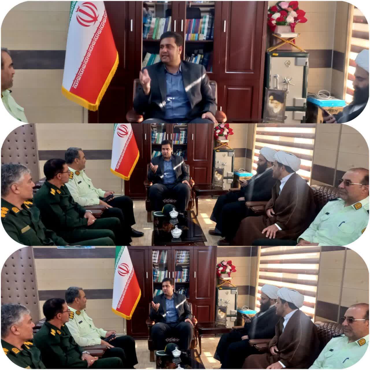 دیدار اعضای شورای تامین با فرماندار به گزارش روابط عمومی فرمانداری شهرستان چرداول روز دوشنبه سوم شهریورماه ۱۴۰۴، به مناسبت گرامیداشت هفته دولت، اعضای شورای تأمین با حضور در دفتر فرماندار، این هفته را به فرماندار تبریک گفته و برای فرماندار پرتلاش و دیگر مسئولان، توفیق روزافزون در خدمت به مردم شریف شهرستان آرزو کردند. محمد گراوند فرماندار شهرستان چرداول، ضمن خوشامدگویی و تجلیل از مقام شامخ شهدا و تبریک هفته دولت، بر ضرورت همکاری و همدلی همه مسئولان برای خدمترسانی هرچه بهتر به مردم تأکید کرد. وی با اشاره به اینکه مردم صاحبان اصلی انقلاب اسلامی هستند، خواستار تعامل و هماهنگی مجموعههای مختلف شهرستان برای توسعه همهجانبه این دیار شد. فرماندار چرداول همچنین با تشریح بخشی از برنامههای دولت و با یادآوری مقاومت جانانه ملت ایران در برابر جنگ اخیر رژیم منحوس صهیونیستی و حمایتهای آشکار استکبار جهانی از دشمنان ایران اسلامی، اظهار داشت: «ایران اسلامی با هدایتهای حکیمانه رهبر معظم انقلاب توانست توطئههای دشمنان را خنثی کرده و بار دیگر اقتدار خود را به جهانیان نشان دهد.» وی سخنان رهبر معظم انقلاب را چراغ راه مسئولان دانست و افزود: «بیانات ایشان فصلالخطاب بوده و باید همواره در مسیر تحقق رهنمودهای معظمله گام برداریم.» در پایان، اعضای شورای تأمین با تبریک مجدد هفته دولت، از تلاشها و خدمات ارزنده فرماندار قدردانی کردند. روابط عمومی فرمانداری شهرستان چرداول