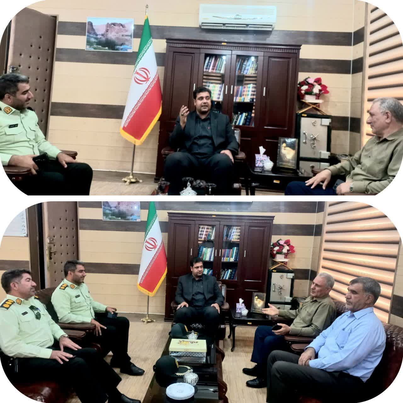 به گزارش روابط عمومی فرمانداری شهرستان چرداول، روز دوشنبه ۱۷ شهریورماه ۱۴۰۴ فرمانده انتظامی شهرستان به همراه جمعی از همکاران خود با محمد گراوند فرماندار چرداول دیدار و گفت‌وگو کرد.  محمد گراوند فرماندار چرداول در این نشست ضمن قدردانی از خدمات ارزشمند نیروهای انتظامی در برقراری امنیت و آرامش، اظهار داشت: «برخورد قاطع و بی‌تعارف با قانون‌شکنان و برهم‌زنندگان نظم و امنیت باید همواره در دستور کار نیروی انتظامی قرار گیرد.»  در ادامه، فرمانده انتظامی شهرستان گزارشی از اقدامات و برنامه‌های مجموعه انتظامی ارائه داد و از حمایت‌ها و توجه فرماندار به حوزه انتظامی قدردانی کرد.