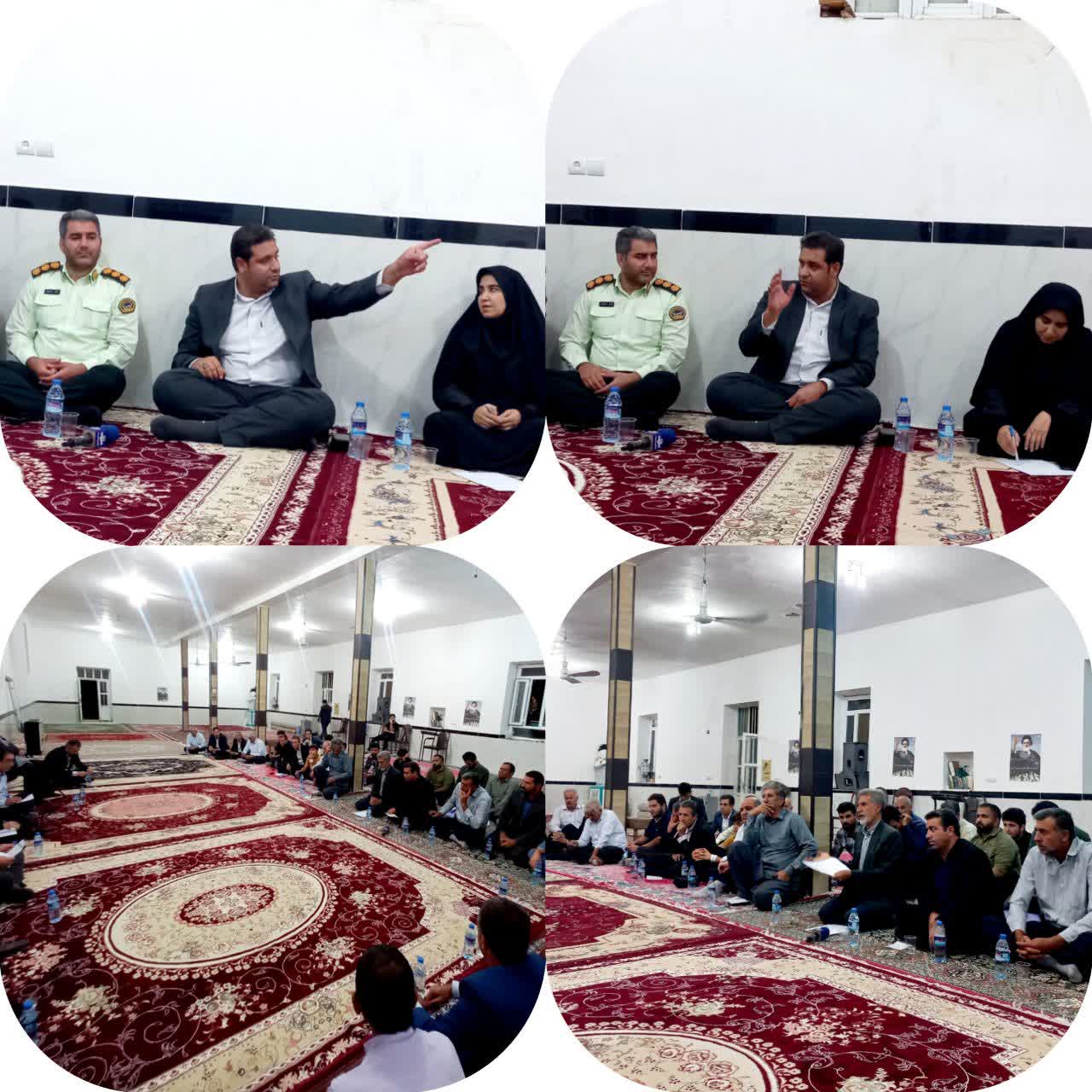 برگزاری دیدار مردمی در مسجد جامع شهر بلاوه  به گزارش روابط عمومی فرمانداری شهرستان چرداول، شنبه مورخ ۲۲ شهریور ۱۴۰۴، دیدار مردمی با حضور خانم دکتر فلاحی نماینده مردم در مجلس شورای اسلامی،مهندس محمد گراوند فرماندار شهرستان چرداول،فرمانده انتظامی، بخشدار زاگرس، شهردار بلاوه ، دهیاران و ...  در مسجد جامع شهر بلاوه برگزار شد.  در این نشست، فرماندار شهرستان چرداول با تشریح موقعیت جغرافیایی و شرایط زیرساختی منطقه، به بیان بخشی از مطالبات مردمی پرداخت و بر لزوم توجه ویژه به این دیار در راستای محرومیت‌زدایی تأکید کرد. وی مهم‌ترین دغدغه‌های شهروندان را شامل مشکلات تنش آبی، وضعیت جاده‌ها، ضعف آنتن‌دهی تلفن همراه، کمبود و نیاز به مراکز درمانی مجهز، و همچنین ضرورت ایجاد شهرک صنعتی جهت اشتغال‌زایی عنوان نمود و از حاضران خواست به نمایندگی از مردم، مسائل و مشکلات خود را مطرح کنند.  در ادامه، هر یک از اعضا به بیان دیدگاه‌ها و مسائل حوزه کاری خود و نیازمندی ها پرداختند و در پایان، خانم دکتر فلاحی نماینده مردم، با سعه‌صدر به سؤالات و مطالبات شهروندان پاسخ داد.  روابط عمومی فرمانداری شهرستان چرداول