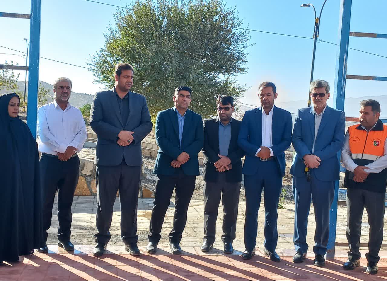 به گزارش روابط عمومی فرمانداری شهرستان چرداول، همزمان با هفته دفاع مقدس و با حضور جمعی از مسئولان، مراسم غبارروبی و عطرافشانی مزار شهدای گمنام در آسمان‌آباد برگزار شد. در این مراسم، مسئولان ضمن تجدید میثاق با آرمان‌های والای شهدا، یاد و خاطره دلاورمردان هشت سال دفاع مقدس را گرامی داشتند.  محمد گراوند فرماندار شهرستان چرداول در حاشیه این مراسم با اشاره به رشادت‌ها و جانفشانی شهدا، امنیت و آرامش امروز کشور را مرهون خون پاک آنان دانست و افزود: شهدا جان خود را فدا کردند تا ایران اسلامی همواره سربلند بماند.  وی تصریح کرد: مردم ایران در تمامی عرصه‌ها از جمله دوران دفاع مقدس و حتی در مقاطع حساس دیگر، با ایستادگی و وفاداری، ایران‌دوستی و شرافت خود را به اثبات رسانده‌اند. محمد گراوند تأکید کرد: امروز وظیفه مسئولان است که با خدمت صادقانه به مردم، ادامه‌دهنده راه شهدا باشند.