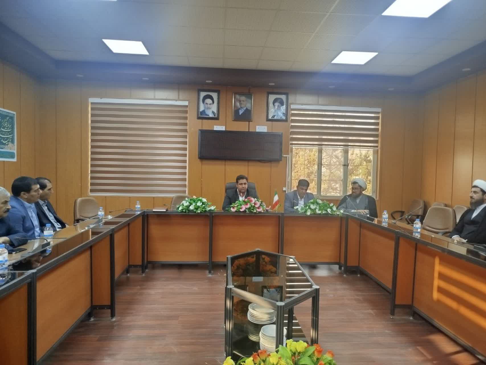 به گزارش روابط عمومی فرمانداری شهرستان چرداول، روز شنبه ۵ مهرماه ۱۴۰۴ جلسه هماهنگی برگزاری یادواره مردمی شهدای ایل خزل با حضور فرماندار، معاون سیاسی فرمانداری و تعدادی از معتمدین و بزرگان آسمان آباد  در سالن جلسات فرمانداری برگزار شد.  محمد گراوند فرماندار چرداول با گرامیداشت رشادت‌های شهدا، ایثارگران و رزمندگان دوران دفاع مقدس گفت: رزمندگان اسلام برای دفاع از میهن و آرمان‌های انقلاب با اراده‌ای پولادین در برابر استکبار ایستادند و از این آب و خاک دفاع کردند.  وی با تأکید بر نقش برجسته ایل خزل در دفاع مقدس افزود: این ایل بزرگ با تقدیم بیش از ۴۰۰ شهید والامقام، پایبندی خود را به اسلام و ایران ثابت کرده است.  فرماندار همچنین خواستار ترویج فرهنگ ایثار و شهادت شد و تصریح کرد: استکبار جهانی همواره درصدد ضربه زدن به نظام بوده، اما به لطف خدا، رهنمودهای رهبر معظم انقلاب و هوشیاری مردم ناکام مانده است.  لازم به ذکر است یادواره شهدای ایل خزل آبان‌ماه امسال در بخش آسمان‌آباد برگزار خواهد شد و مسئولان در کنار مردم در حال برنامه‌ریزی برای برگزاری هرچه باشکوه‌تر این مراسم هستند.  روابط‌عمومی فرمانداری شهرستان چرداول